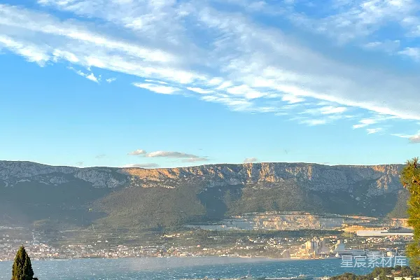 高清摄影 一幅海湾和远处山脉的风景图。