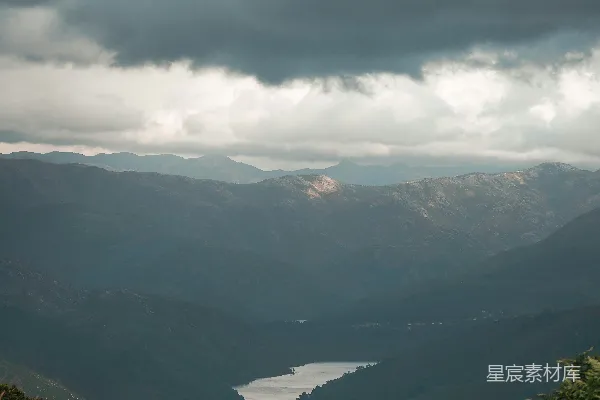 高清摄影 白天白云下的青山