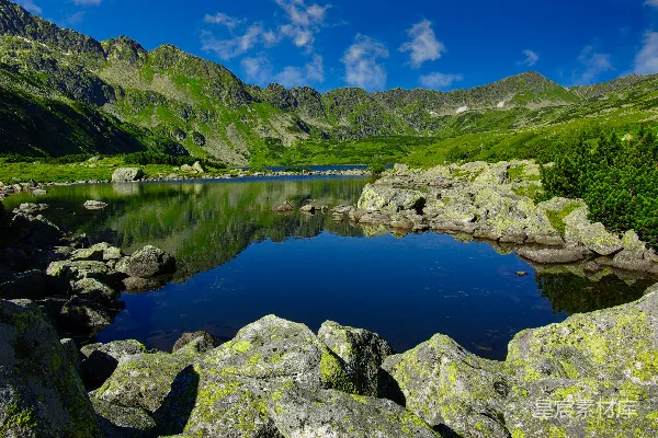 高清摄影 湖边的青山在蓝天下的白天景色