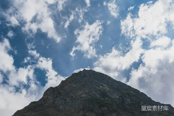 高清摄影 蓝天白云下的山野景色