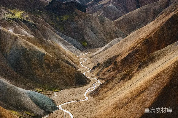 高清摄影 一个山间谷地的空中俯瞰图，一条河流从其中穿过。