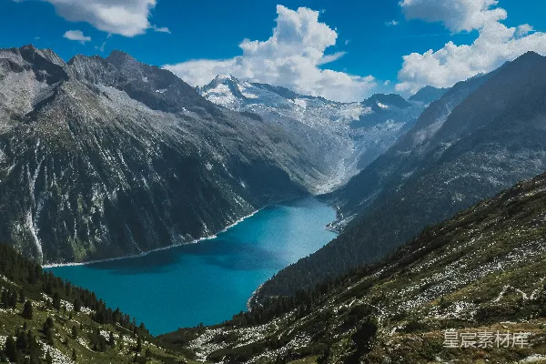 高清摄影 山脉之间的水面