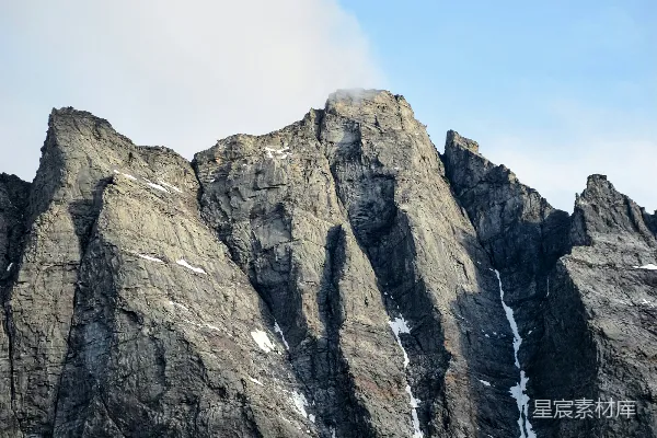 高清摄影 一座很高的山，上面有一些积雪。