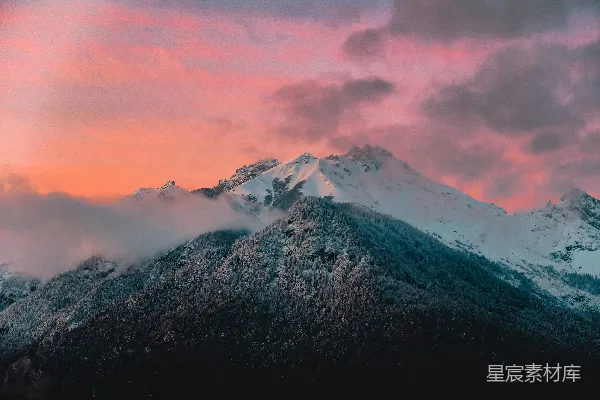 高清摄影 一座云雾缭绕的山