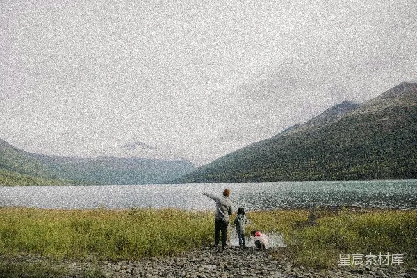 高清摄影 两个人站在水边。