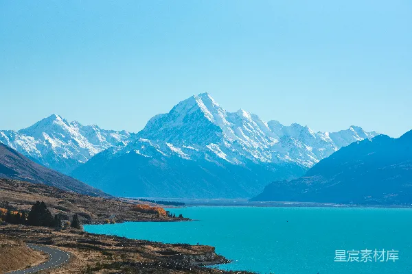 高清摄影 被群山环绕的水域