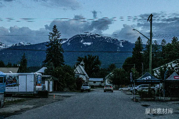 高清摄影 一座小镇，背景是山。