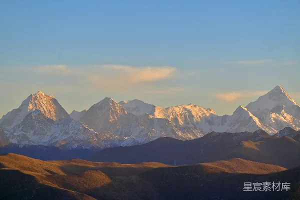 高清摄影 雪山在金色的夕阳光辉中沐浴。