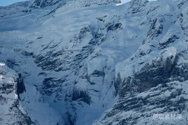 高清摄影 白天覆盖着积雪的山