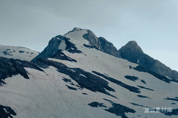 高清摄影 白天覆盖着雪的山