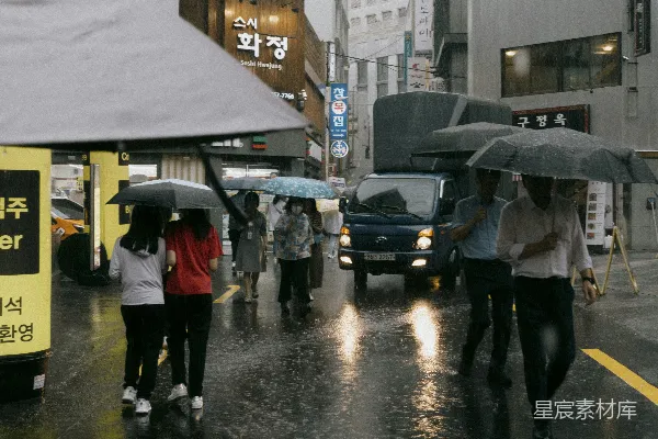 高清摄影 一群人走在街上手持雨伞