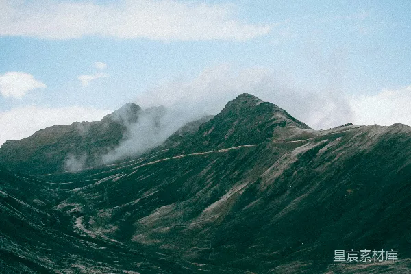 高清摄影 一条公路穿过山脉的景象