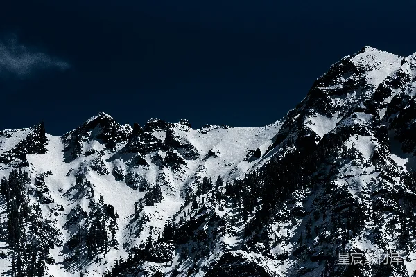 高清摄影 灰天下的雪山