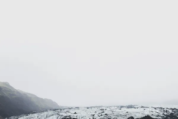 高清摄影 穿着红色连帽衫的人站在积雪覆盖的地面上。