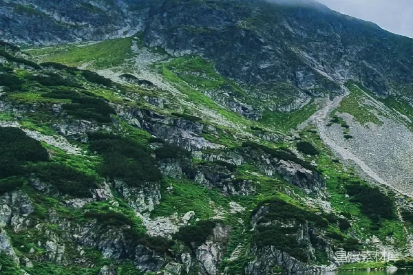高清摄影 白天湖边的绿灰色山