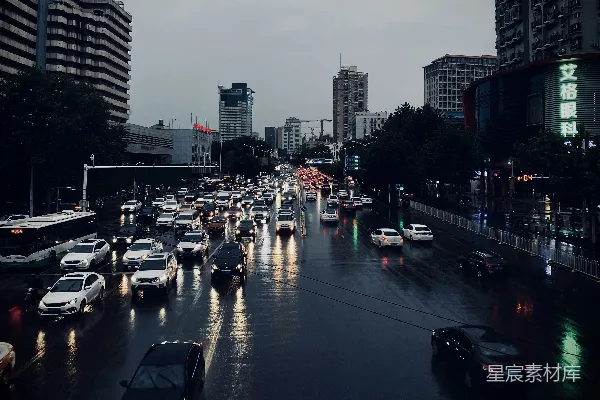 高清摄影 路面上白天行驶的汽车