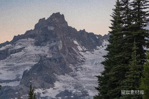 高清摄影 远处有一座山峰，山顶覆盖着积雪。
