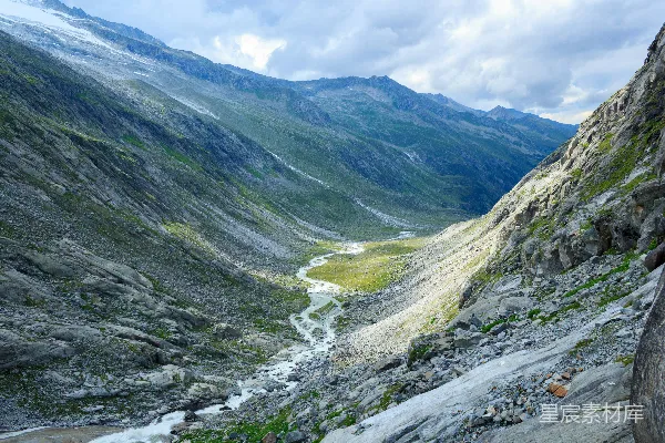高清摄影 河岸和青翠岩石山在白天