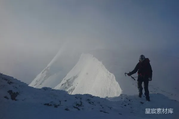 高清摄影 一个正在雪山上徒步攀登的人