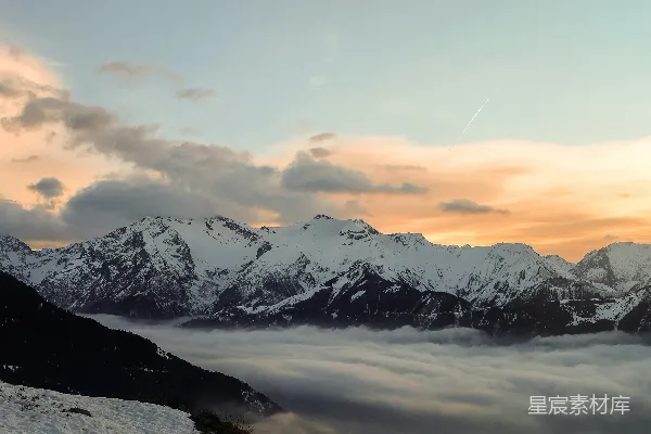 高清摄影 金时的白雪覆盖的山峰
