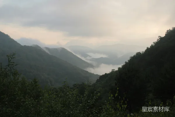 高清摄影 山脉上空低垂的云层景象