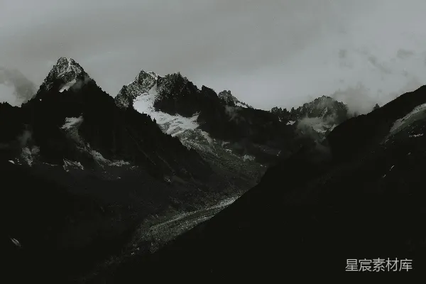 高清摄影 一张黑白照片，描绘了一座山脉的景象。