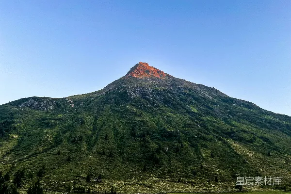 高清摄影 一座山下有树木和草地的山