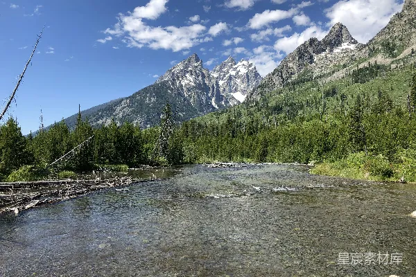 高清摄影 一条河，背景中有树木和山脉。