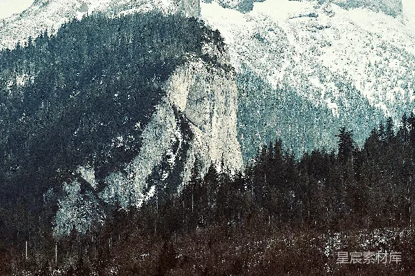 高清摄影 灰色岩石山与绿树