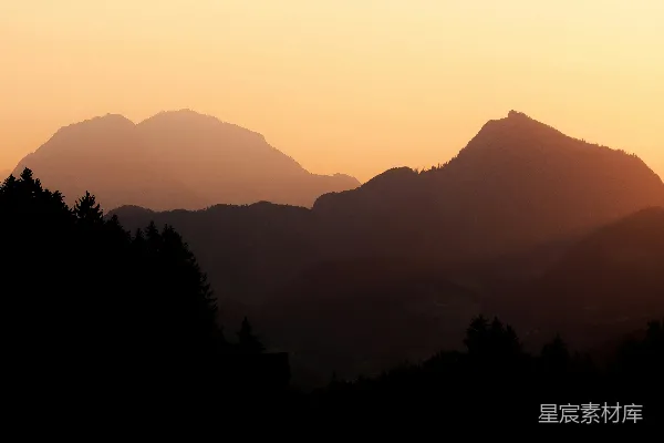 高清摄影 夕阳西下时树木和山脉的剪影