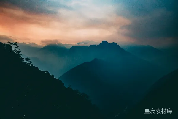 高清摄影 鸟瞰雾中的山