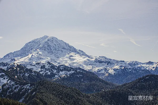 高清摄影 白天在蓝天白云下拍摄的雪山覆盖着雪的航拍照片