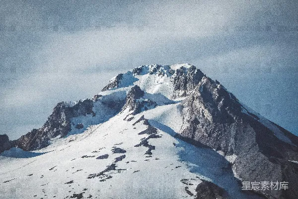 高清摄影 白天蓝天下覆盖着积雪的山峰