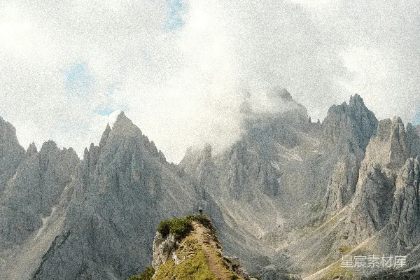 高清摄影 一群人在山上徒步上山。