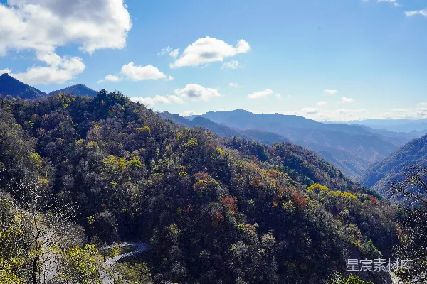 高清摄影 一条蜿蜒山路的美景