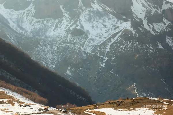 高清摄影 白雪覆盖的山路蜿蜒穿过美丽的风景。