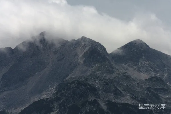 高清摄影 一座山峦，天空中有几朵云。