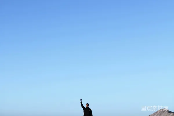 高清摄影 站在岩石悬崖上拍照的人