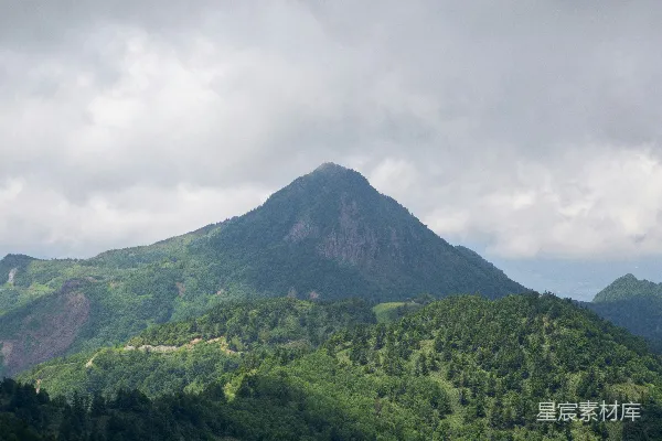 高清摄影 一座有树木的山