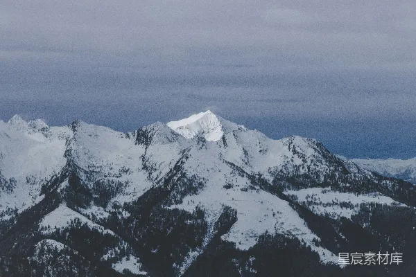 高清摄影 白雪覆盖的山峰在白云下