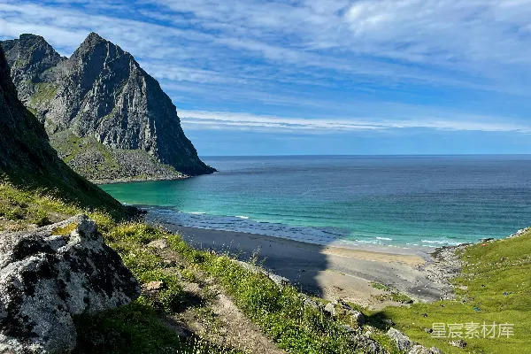 高清摄影 海滩的景色，背景中有一座山。