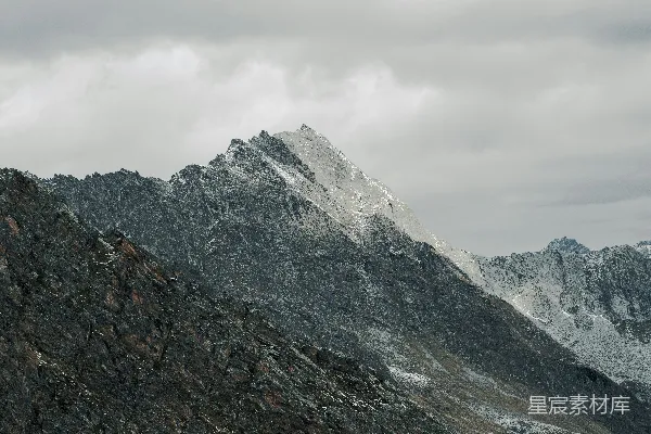 高清摄影 一个男人站在被雪覆盖的山顶上