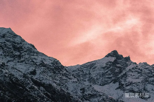 高清摄影 橙色天空下的积雪覆盖的山