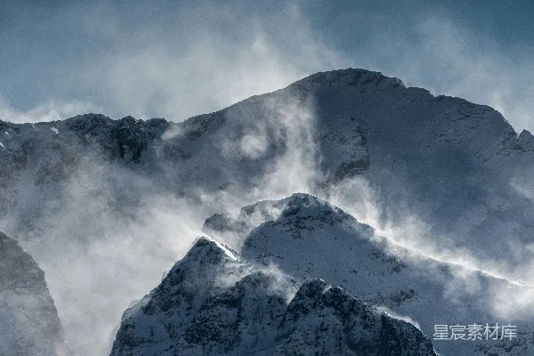 高清摄影 蓝天白云下的雪山覆盖着白雪