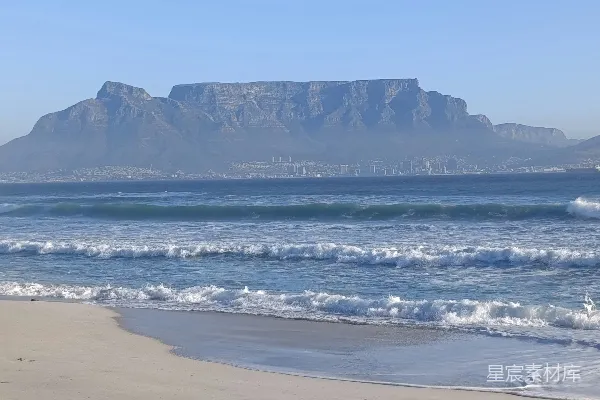 高清摄影 海滩上有山作为背景