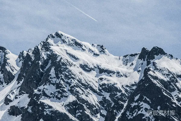 高清摄影 白天覆盖着积雪的山