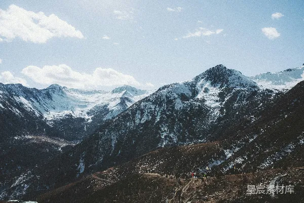高清摄影 一座山脉，背景是被雪覆盖的山峰。