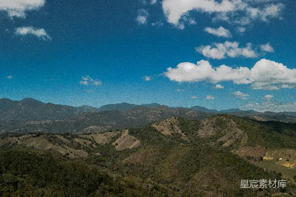 高清摄影 山脉的风景，天空中有云彩