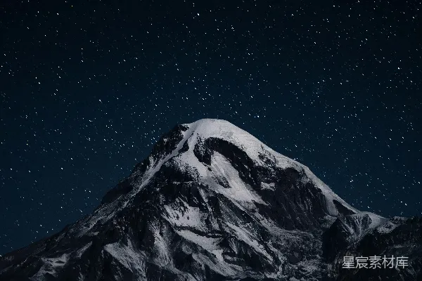 高清摄影 一座被雪覆盖的山峰，在星空下显得格外静谧。