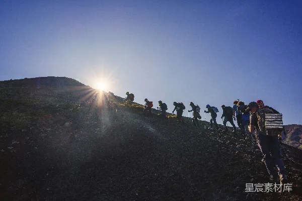 高清摄影 一群人正在走上山丘。